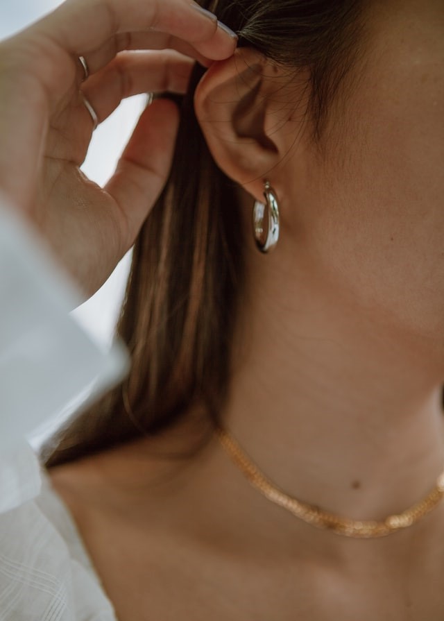 Model with gold hoops